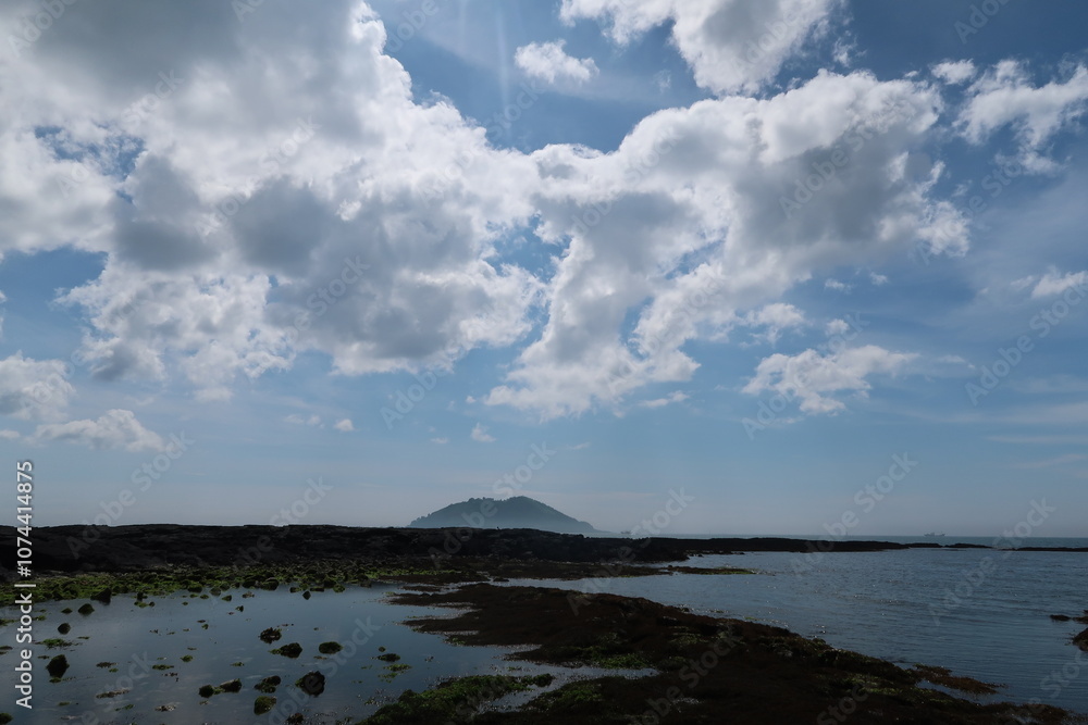 Obraz premium clouds over the sea