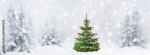 Dekorierter Weihnachtsbaum im Wald mit Schnee