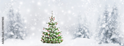 Dekorierter Weihnachtsbaum im Wald mit Schnee