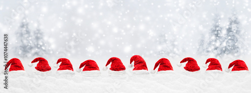 Rote Weihnachtsmützen vor hellem  hintergrund