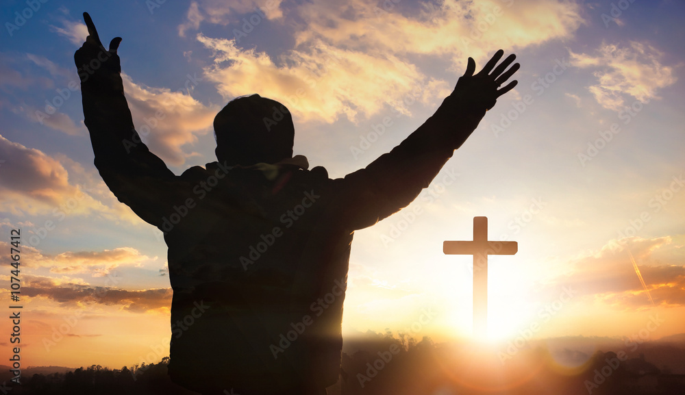 Φωτογραφία Silhouette of man praying with cross on the background of sunrise