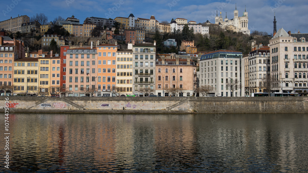 Obraz premium façades colorées d'immeubles du vieux Lyon se reflétant dans la Saône au pied de la colline de fourvière