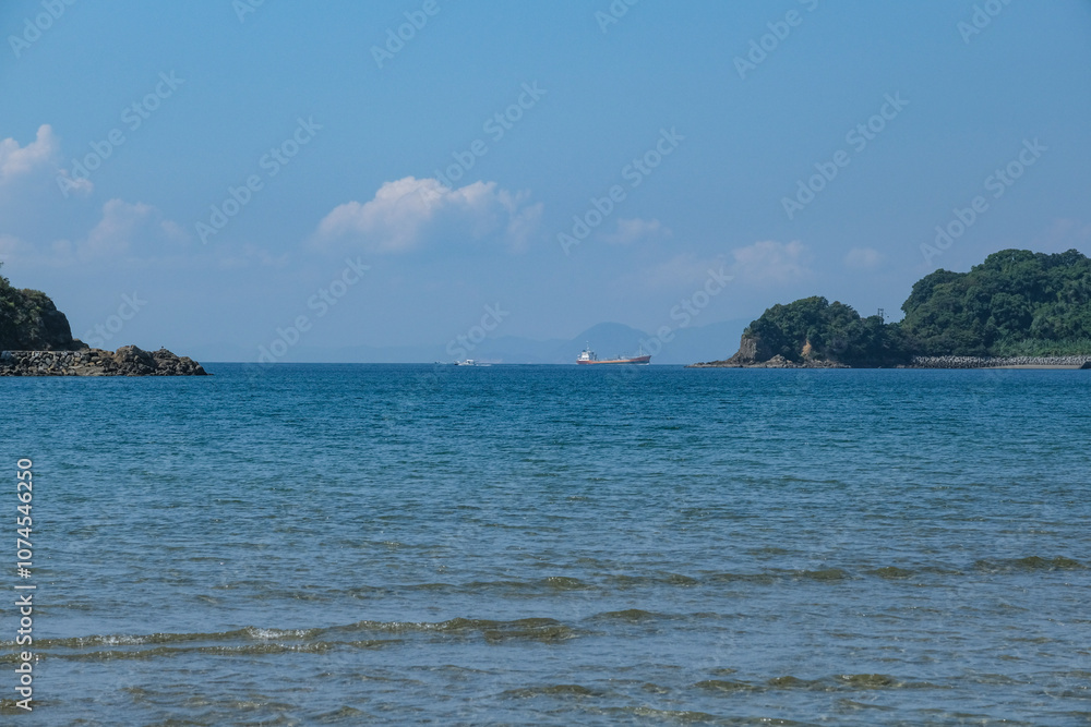 Fototapeta premium 瀬戸内海を見渡せる興居島の鷲ヶ巣海水浴場