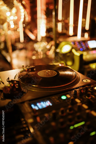 Fotografía DJ Turntable with Vinyl Record in Club Ambience..