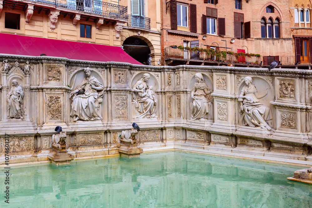 Naklejka premium Fountain in Siena, Italy