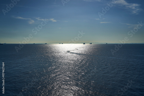 水平線に浮かぶ船、広がる海の絶景_03