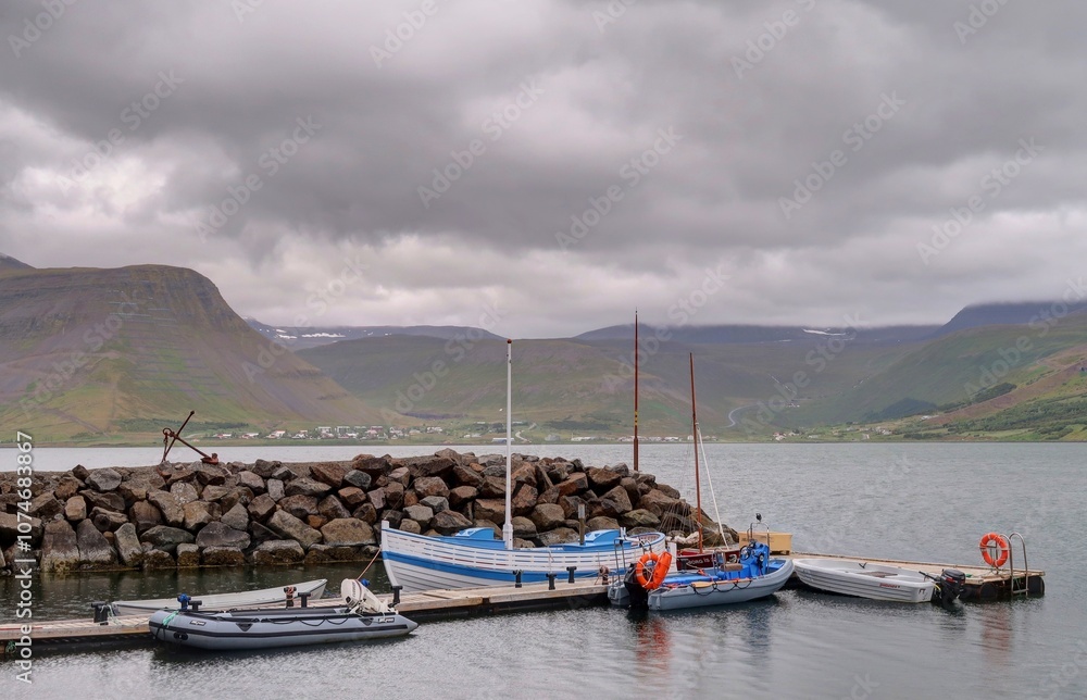 Fototapeta premium ville de Isafjördur et son fjord en Islande, rues et maisons colorées en bois près du port de pêche