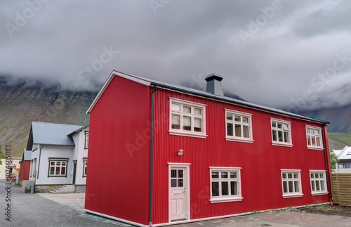 ville de Isafjördur et son fjord en Islande, rues et maisons colorées en bois près du  port de pêche photo