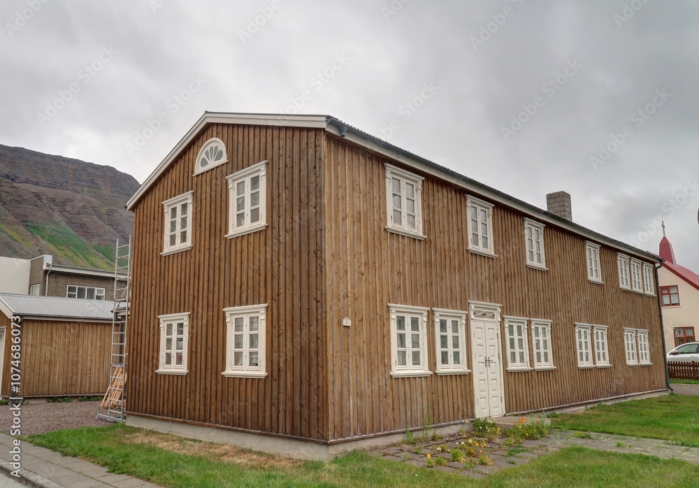 Obraz premium ville de Isafjördur et son fjord en Islande, rues et maisons colorées en bois près du port de pêche