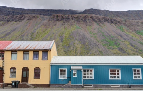 ville de Isafjördur et son fjord en Islande, rues et maisons colorées en bois près du  port de pêche photo