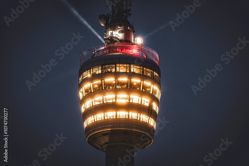 Der beleuchtete Stuttgarter Fernsehturm in einer Nahaufnahme