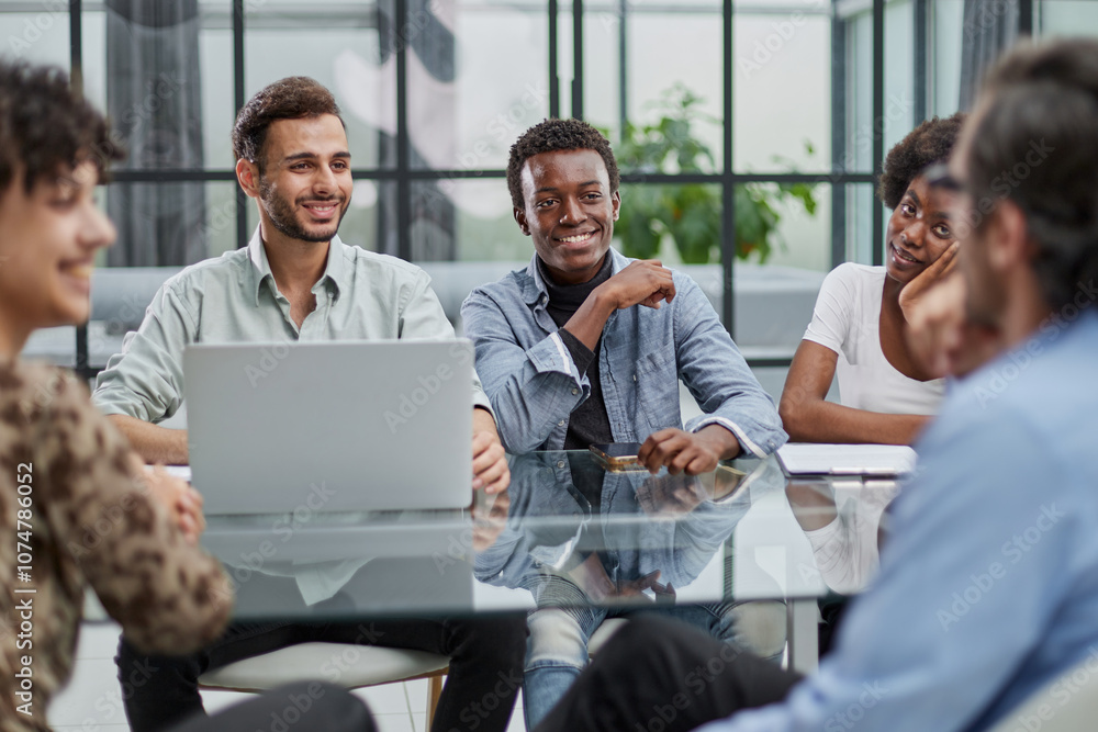 Obraz premium Employees working at computer together, discussing content