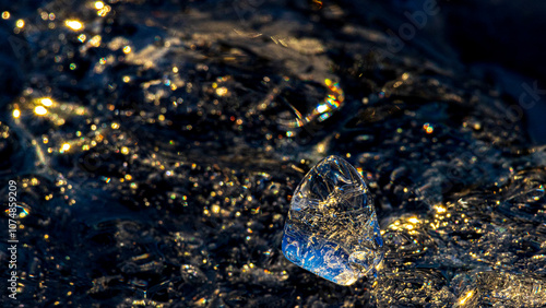 アイスランド　フィヤトルスアゥルロゥン　氷河湖の輝く氷