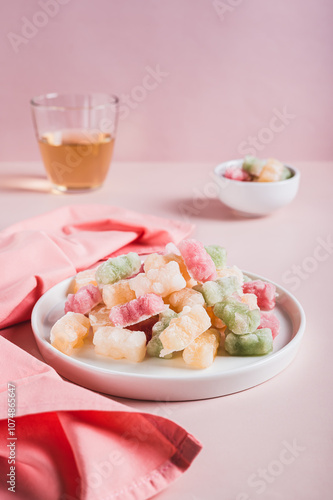 Obraz na płótnie Dry frozen gummy bears candies on plate on table vertical view w salonie