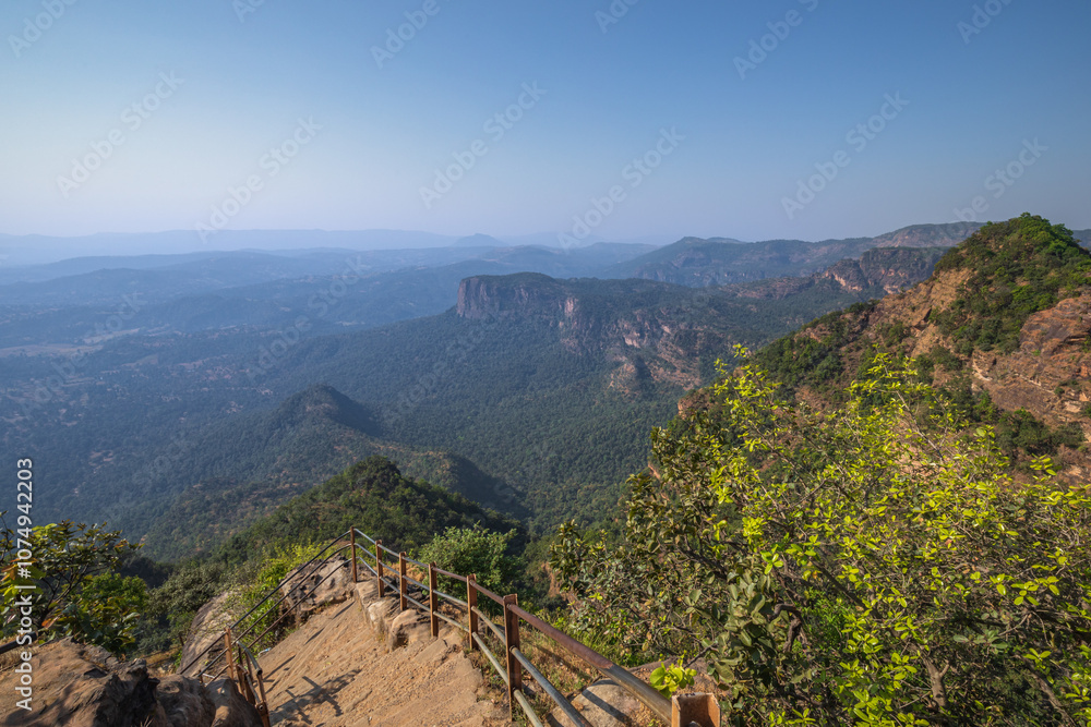 Obraz premium Beautiful view of satpura mountain range, View from Chouragarh Lord Shiva temple, Pachmarhi, Madhya Pradesh, India.
