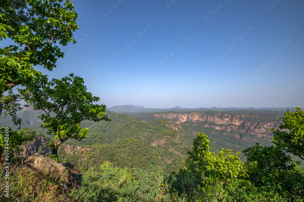Obraz premium Beautiful view of satpura mountain range, View from Chouragarh Lord Shiva temple, Pachmarhi, Madhya Pradesh, India.