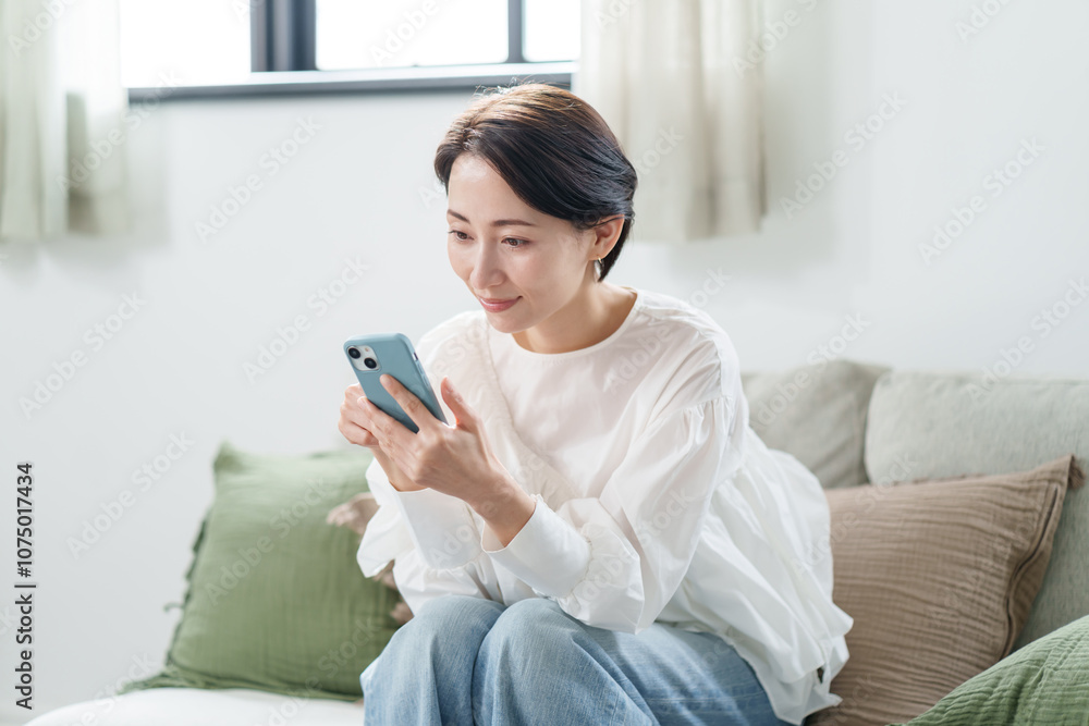 女性　スマートフォン