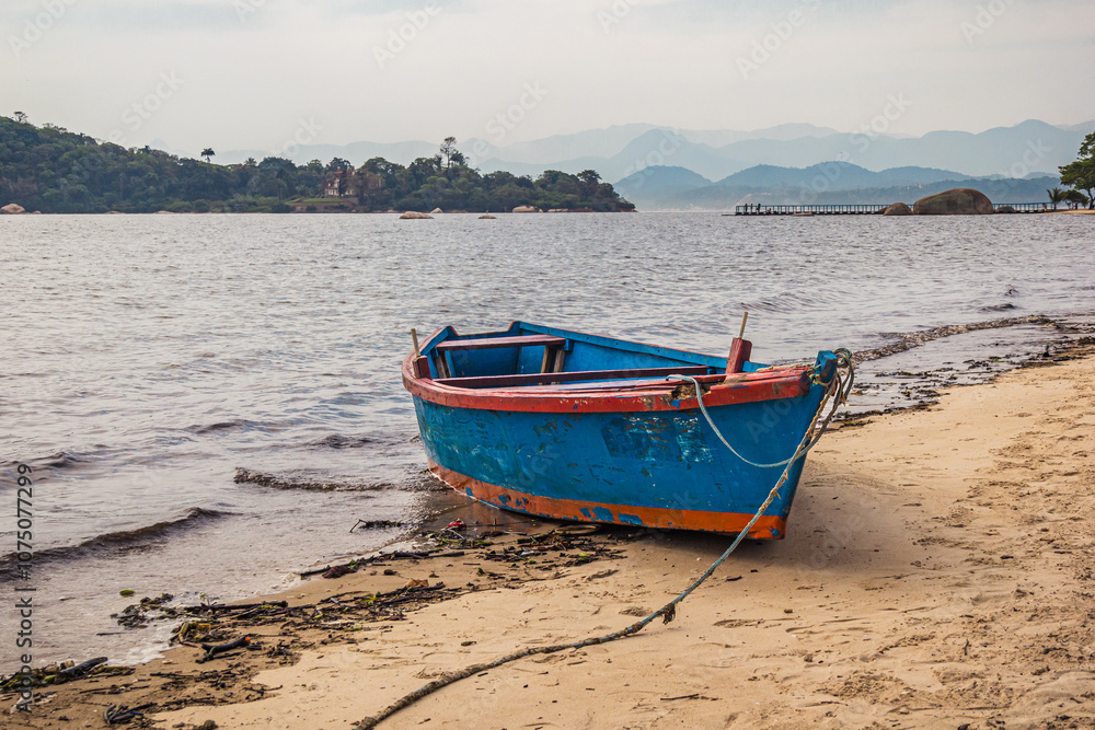 Bote abandonado en la Playa José Bonifácio, Isla de Paquetá - Rio de Janeiro, Brasil Bote abandonado en la Playa José Bonifácio, Isla de Paquetá - Rio de Janeiro, Brasil