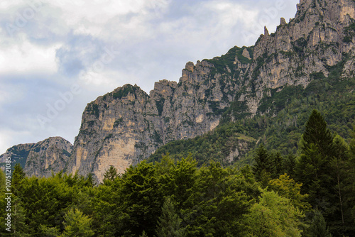 Le cime della Val di Sella in Trentino Alto Adige con boschi e cielo con nubi