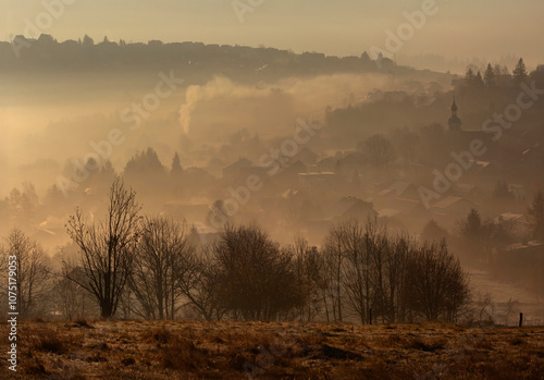 Fototapeta Naklejka Na Ścianę i Meble -  Jesienny , mglisty poranek w Istebnej.