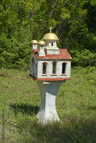 Obraz na płótnie Small chapels by the way are considered holy places in Greece. w salonie
