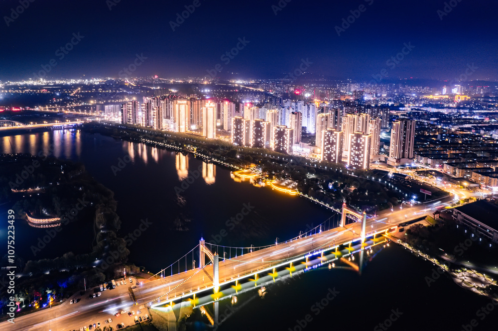 Fototapeta premium Nocny widok na rzekę Taizi, Liaoyang, prowincja Liaoning