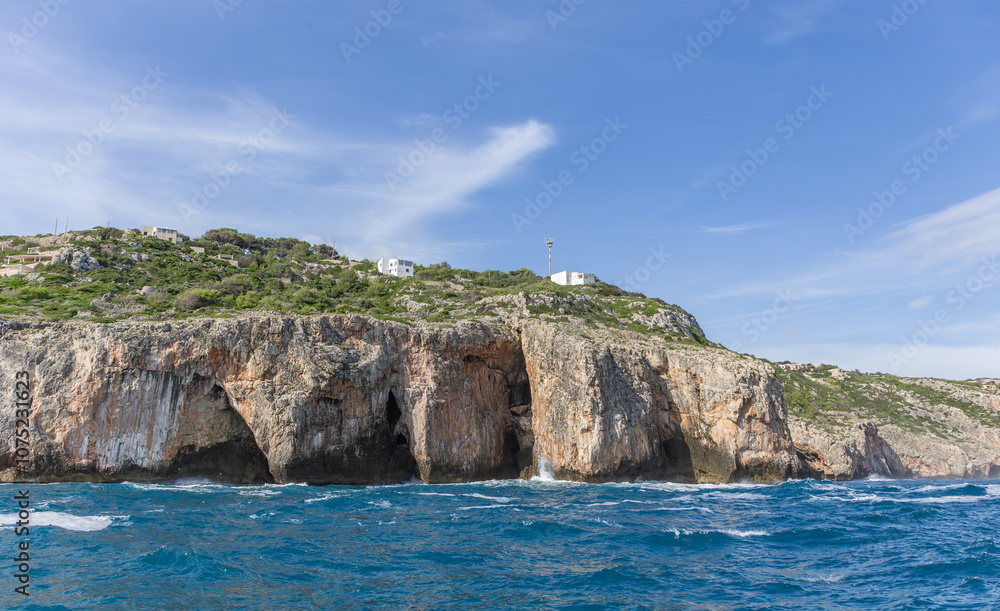 Fototapeta premium Die Höhlen an der Küste von Santa Maria di Leuca, Apulien, Italien