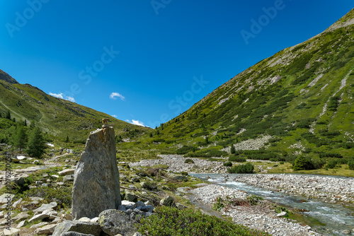 Wandern durch die Fels- und Gerölllandschaft des "Zamser Grund" entlang des "Zamserbach" zum "Pfitscher Joch"