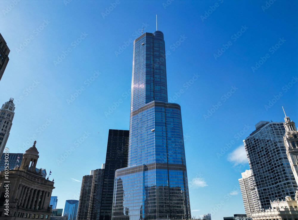 Fototapeta premium Chicago city downtown. Skyscraper architecture. Chicago city cityscape. Cityscape with skyscraper building. Downtown architecture and river. Chicago River in City. Business center