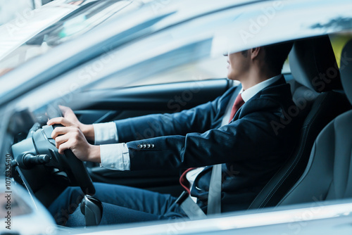 Fototapeta 車を運転するビジネス男性