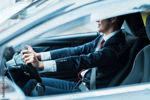 Obraz na płótnie 車を運転するビジネス男性