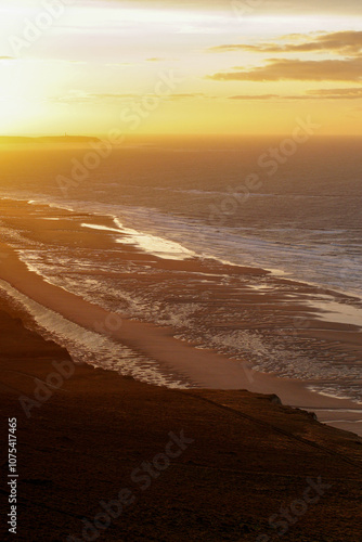 Joli paysage de la mer du nord au coucher du soleil, côte d'opale photo