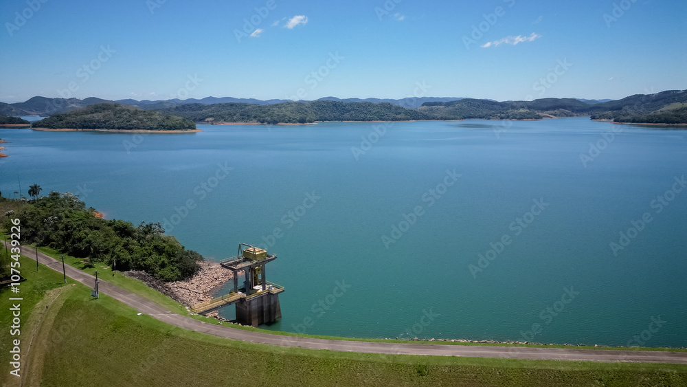 Fototapeta premium Visto de cima a represa e rodovia coma pontes altas e a natureza ao redor com lindo ceu azul.