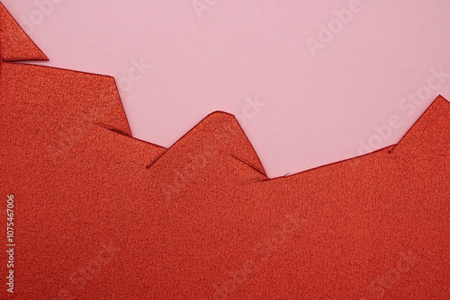 fondo texturizado compuesto de dos materiales, goma eva roja y papel cartulina rosada