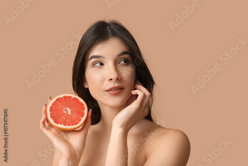 Young woman holding half gr...