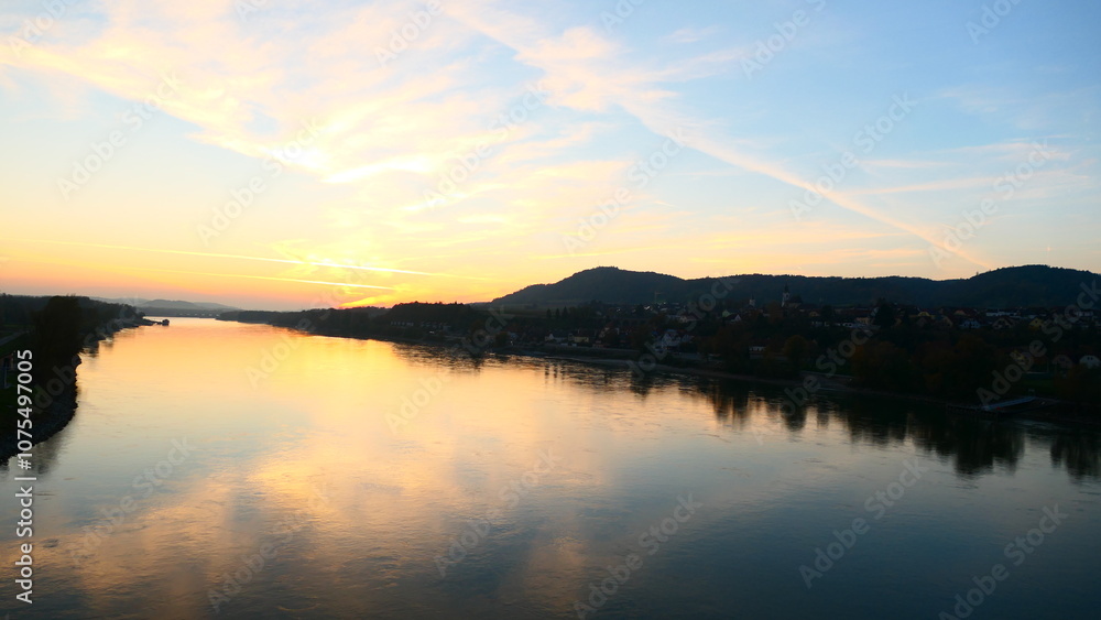 Wolken spiegeln sich in der Donau bei Melk Wolken spiegeln sich in der Donau bei Melk