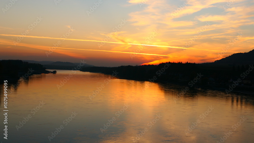 das Abendrot spiegelt sich in der Donau bei Melk das Abendrot spiegelt sich in der Donau bei Melk
