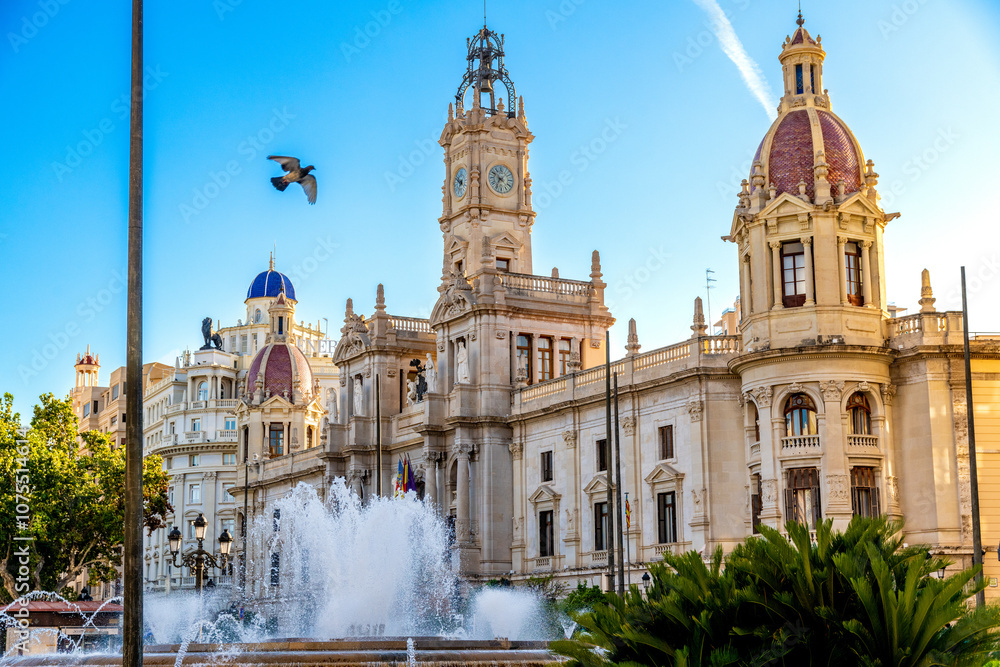 Obraz premium Modernisme Plaza building with baroque domes, clock tower, and fountain