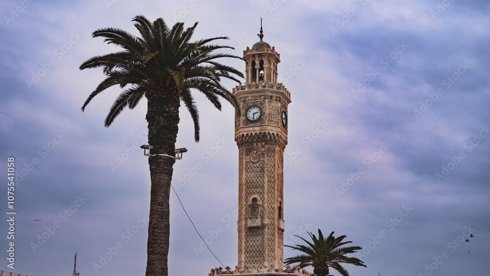 Fototapeta premium Izmir Clock Tower and Palm Trees