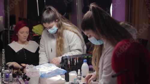 Makeup Artist Applying Character Makeup to Redhead Woman – Mid Shot Reflected in Mirror. Maquilladora Aplicando Maquillaje de Caracterización a Mujer Pelirroja – Plano Medio Reflejado en el Espejo

