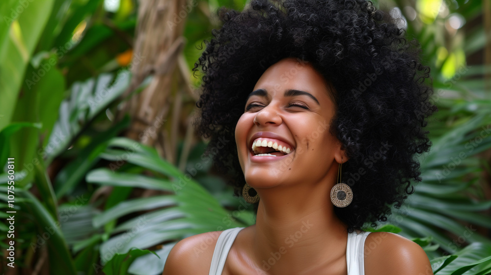 Mujer sonriente con cabello rizado disfrutando al aire libre en la naturaleza Mujer sonriente con cabello rizado disfrutando al aire libre en la naturaleza