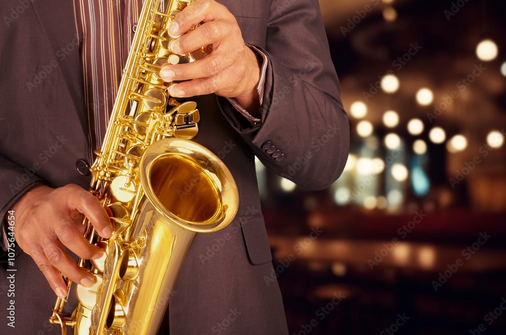 Obraz premium Young jazz musician man playing saxophone
