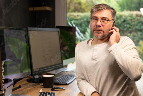 employé de bureau ou cadre d'entreprise de 50 ans en télétravail qui est en train de téléphoner photo