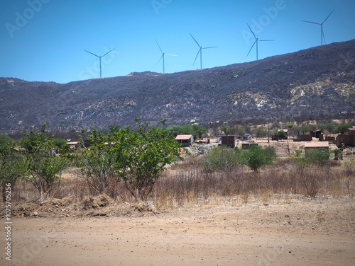 Serra com torres de geração de energia Eólica