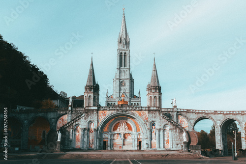 Cathédrale de Lourdes en automne