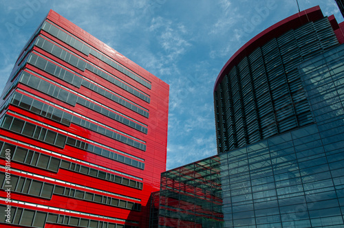 Immeuble modernes rouges et noirs, bureaux d'un centre d'affaires avec un ciel bleu photo