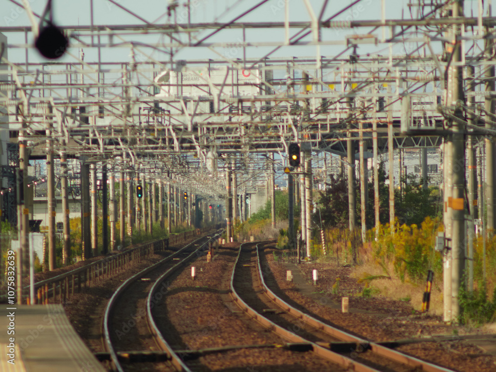 昼の愛知県稲沢市のJR駅の線路と電車の風景 昼の愛知県稲沢市のJR駅の線路と電車の風景