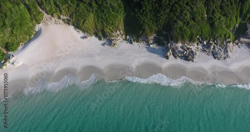 Vídeo aéreo  de uma praia de Arraial do Cabo Rio de Janeiro