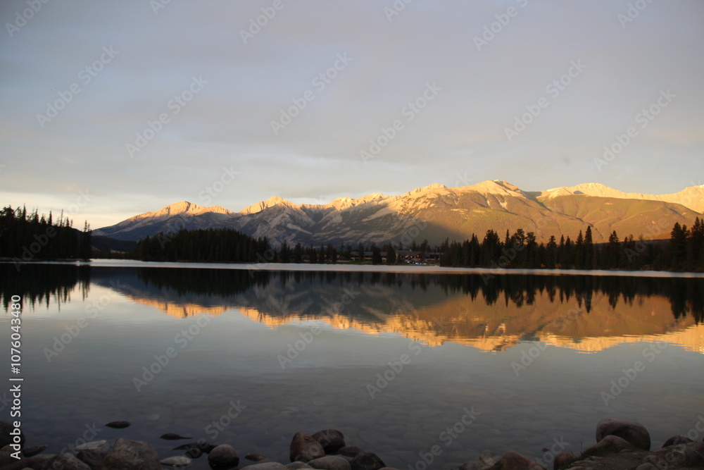 Obraz premium Sunset On The Lake, Jasper National Park, Alberta