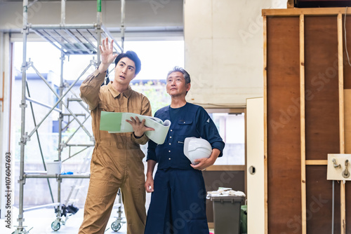 Bild auf Leinwand 工事、大工、現場、職人、作業員、建設、相談、打ち合わせ、設計、内装、佐官、鳶、仕事、職業、プロ、スペシャリスト、建築、住宅、足場、ローリングタワー、塗装、解体、